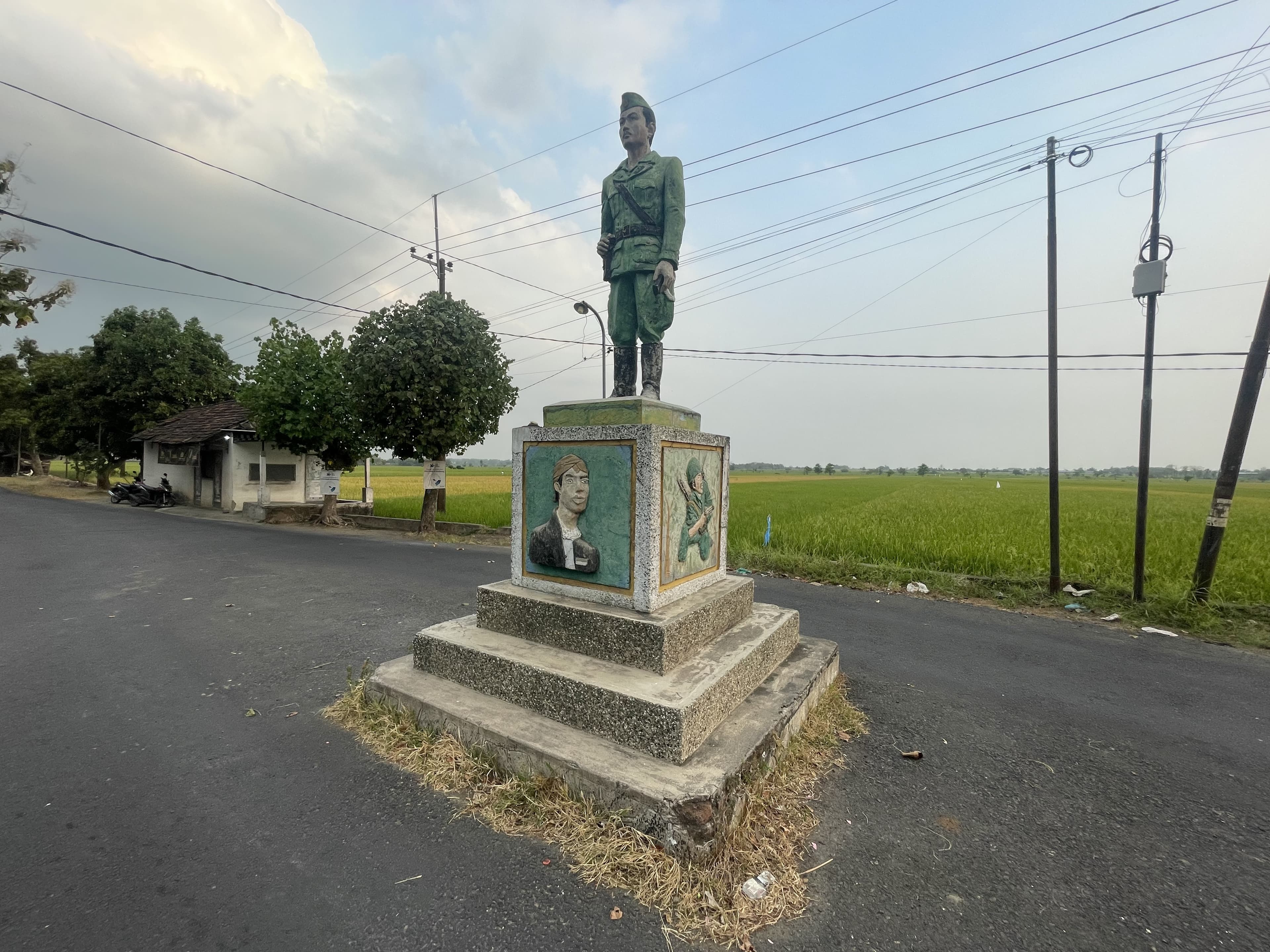 Patung Monumen Brigjen Kretarto